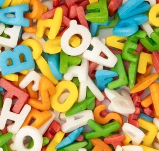 Bunte Streusel in Buchstabenform