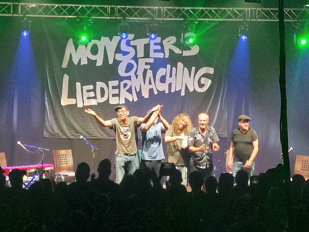 Bühne, Banner "Monsters of Liedermaching" - davor die Band