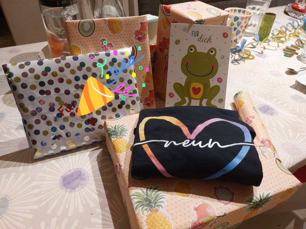 Geschenketisch mit Froschpostkarte