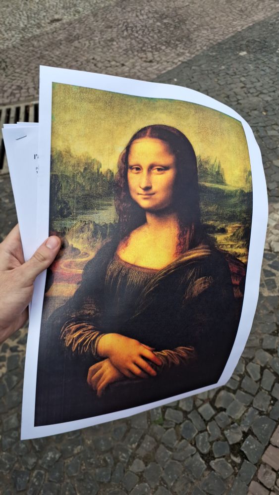 eu segurando uma mona lisa impressa em a3