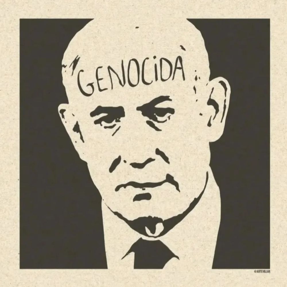 Desenho em preto e branco do Netanyahu. Em sua testa está escrito "genocida". O desenho tem uma borda e está assinado por Artevillar.