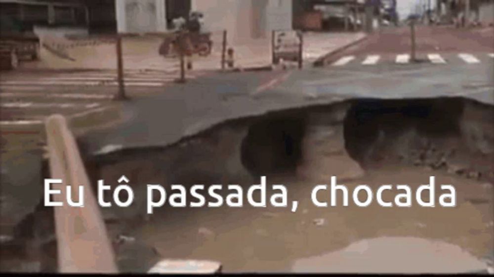 a large hole in the ground with the words eu to passada chocada on the bottom