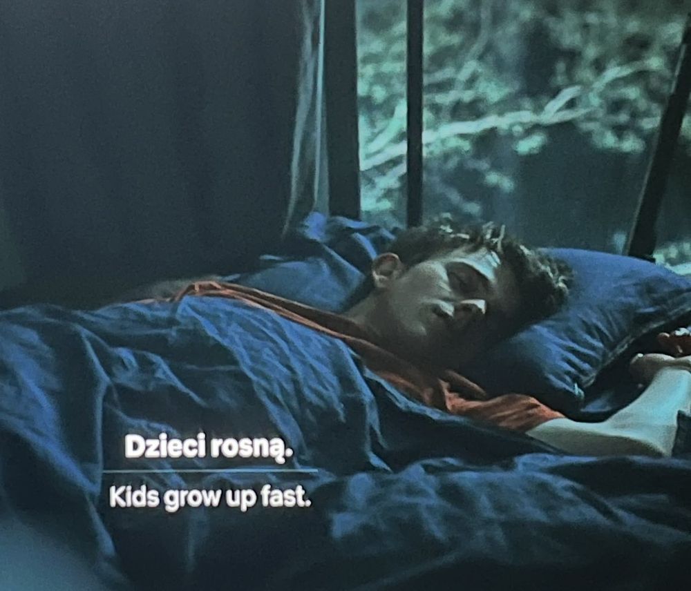 still from "Hold Tight", in Polish it says "dzieci rosna" and in English "kids grow up fast"