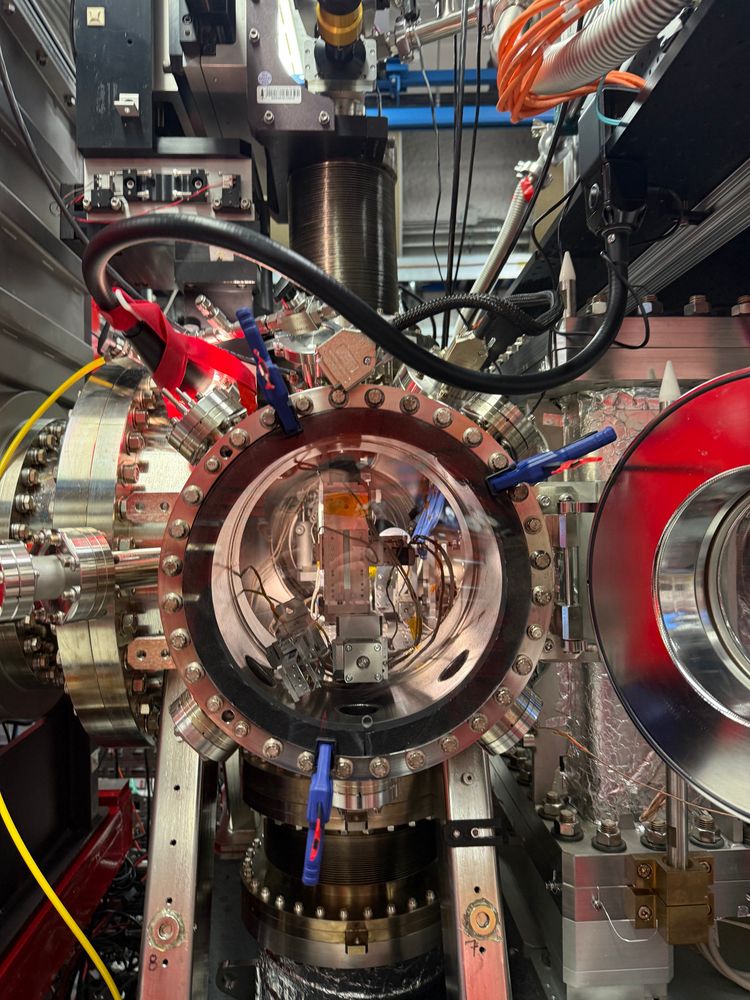 CXI beamline at LCLS - the sample on an SOS chip is behind the window in the chamber