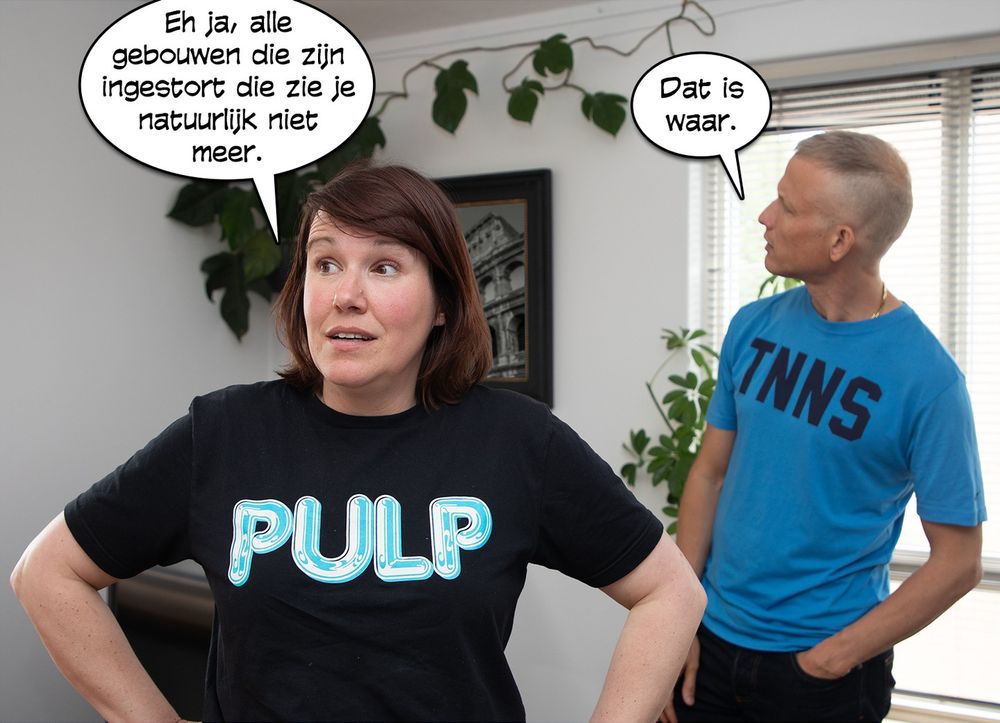 Ik met een shirt met PULP, Ype met een shirt met TNNS (en we zeggen iets over gebouwen die instorten en die je niet meer ziet)