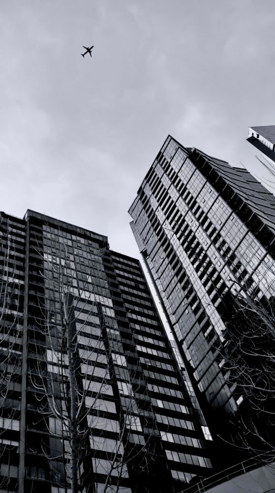 You have to tap this one
I think due to the height of the image and for me to have been able to include both the buildings in the Melbourne CBD and the overhead Passenger Plane ✈️
in the shot.
Wishing everyone a wonderful day 🩶
#BlackAndWhite Image taken a few days ago in the centre of downtown Melbourne Australia of the office buildings and a plane flying overhead.
#ClassicMono #Australia #UrbanGaze #BlueSky #ArtYear #PhotographersUnited #Photography #EastCoastKin