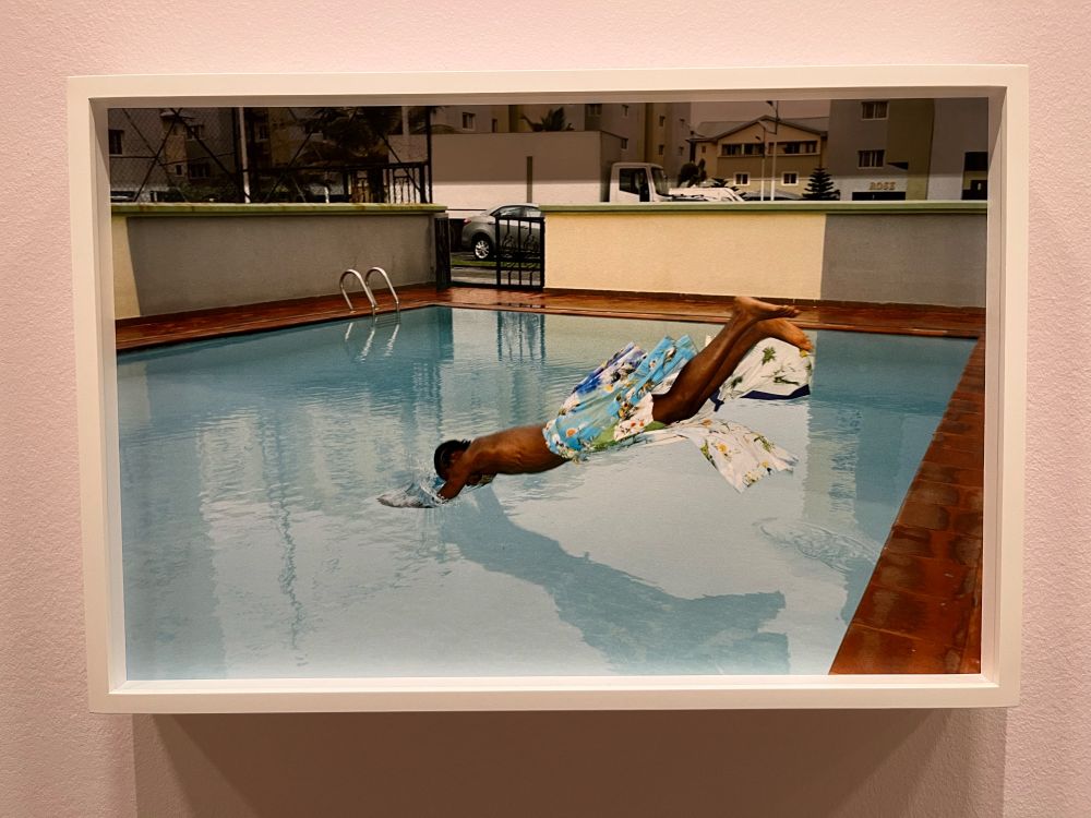 Jeune homme noir plongeant dans une piscine - Tyler Mitchell