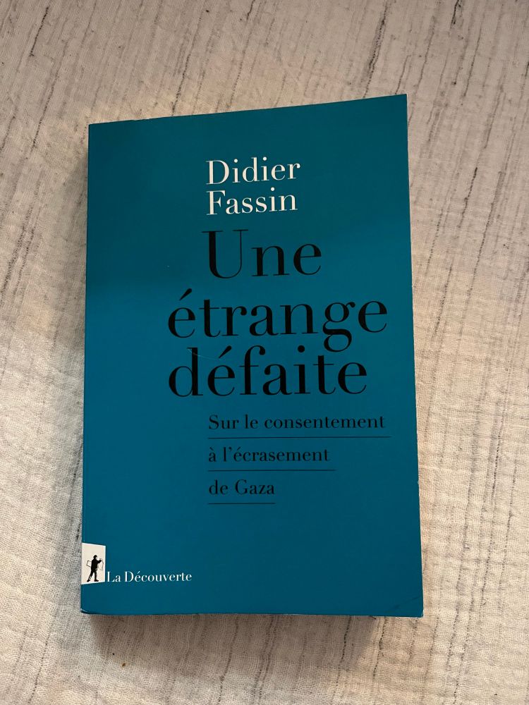 Couverture de l’essai « Une étrange défaite » d’Eric Fassin.