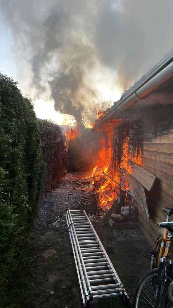 Nebengebäude und Thujenhecke in Vollbrand