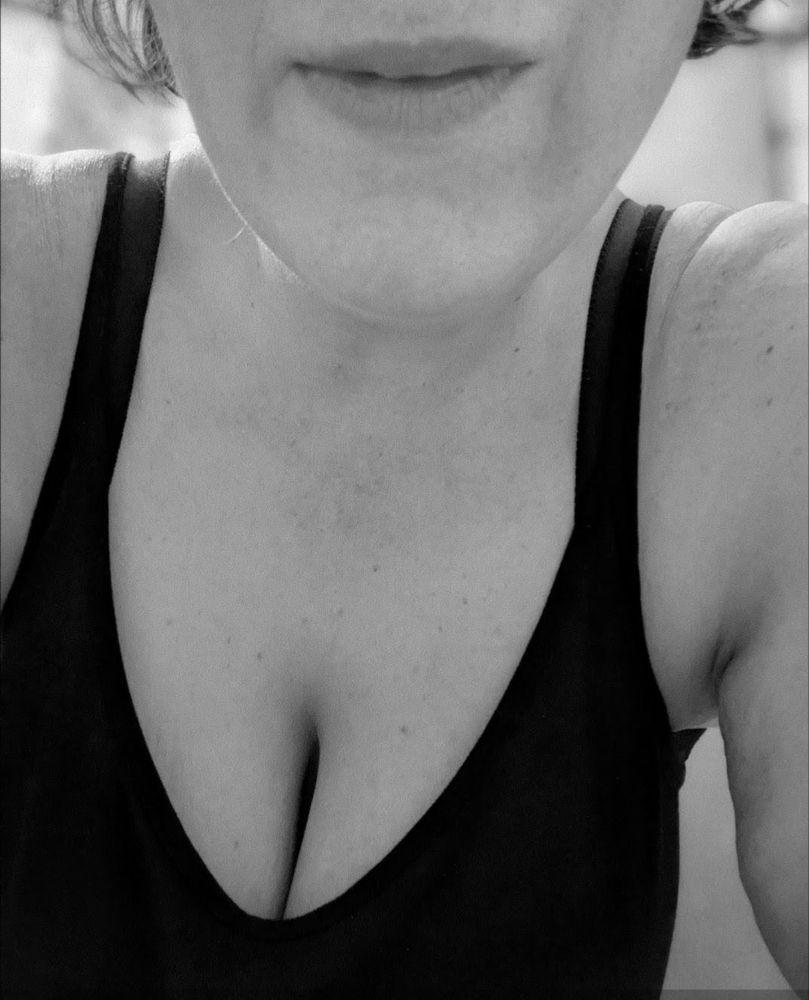 Selfie in s/w, zu sehen ist der Oberkörper bis zur Hälfte des Gesichts