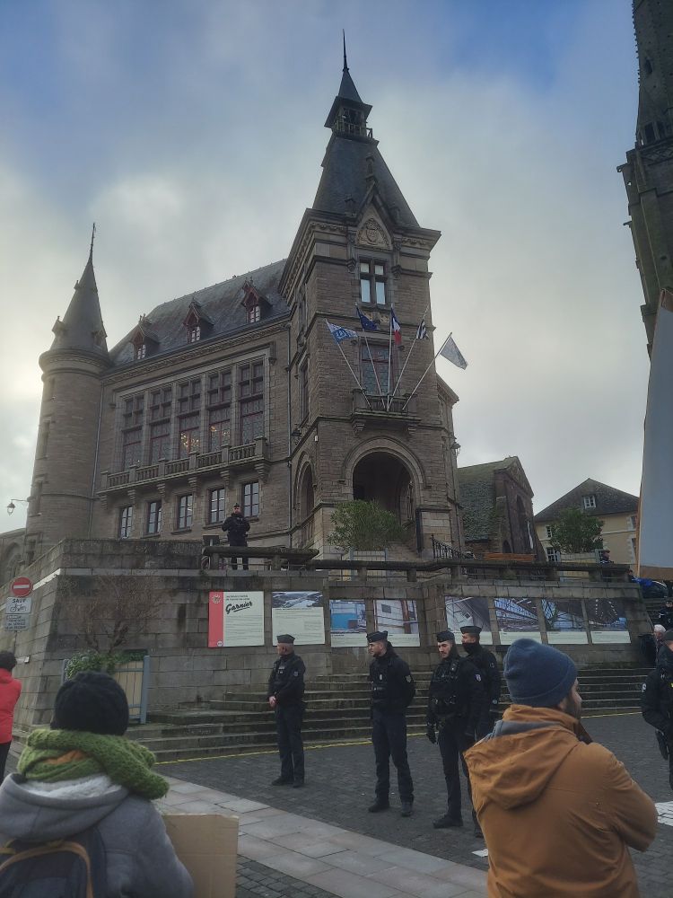 Photo de la mairie de Redon gardée par la gendarmerie