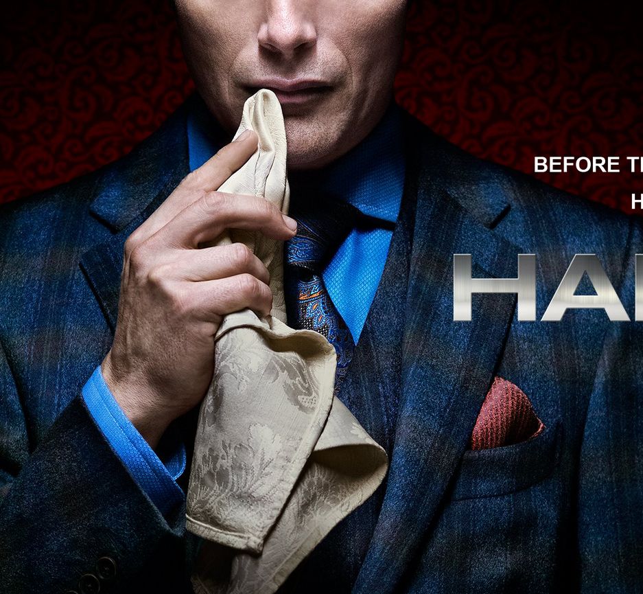 imatge promocional de la sèrie de televisió "Hannibal", amb el personatge homònim torcant-se la boca amb un torcaboques de tela