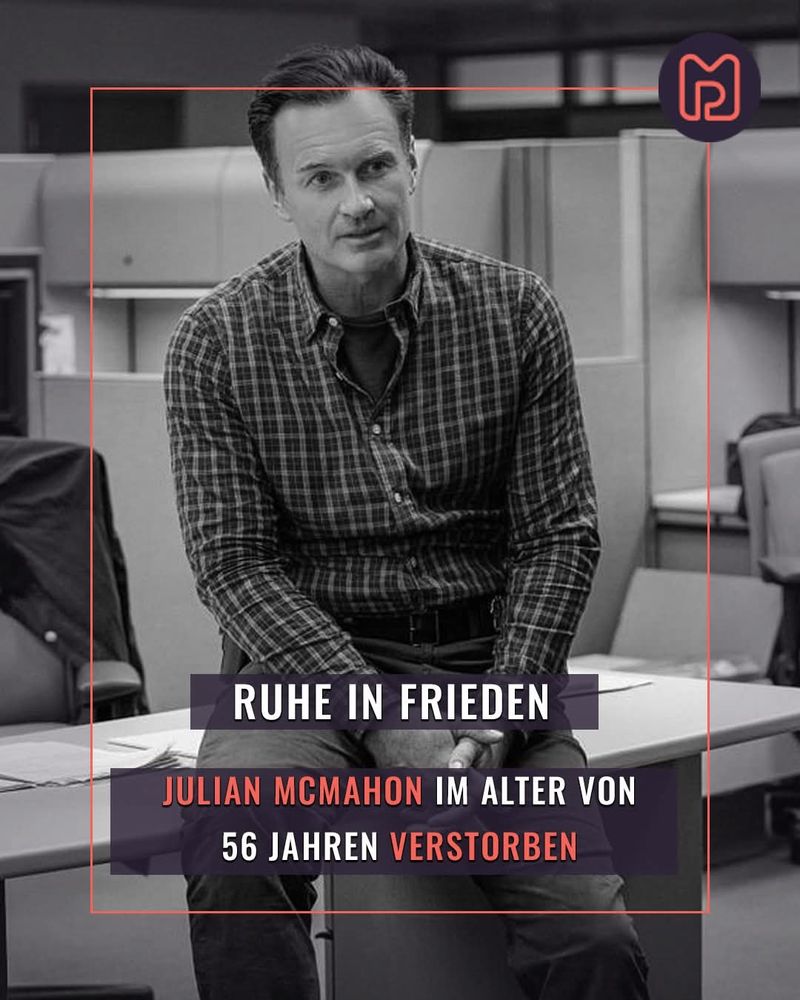 Bild von Julian McMahon mit der Aufschrift: Julian McMahon im Alter von 56 Jahren verstorben 