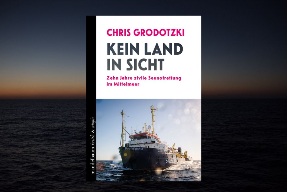 Foto eines Buchcovers mit einem Bild des Rettungsschiffes Sea-Watch 3 und der schwarz-pinken Aufschrift: Chris Grodotzki. Kein Land in Sicht. Zehn Jahre zivile Seenotrettung im Mittelmeer.