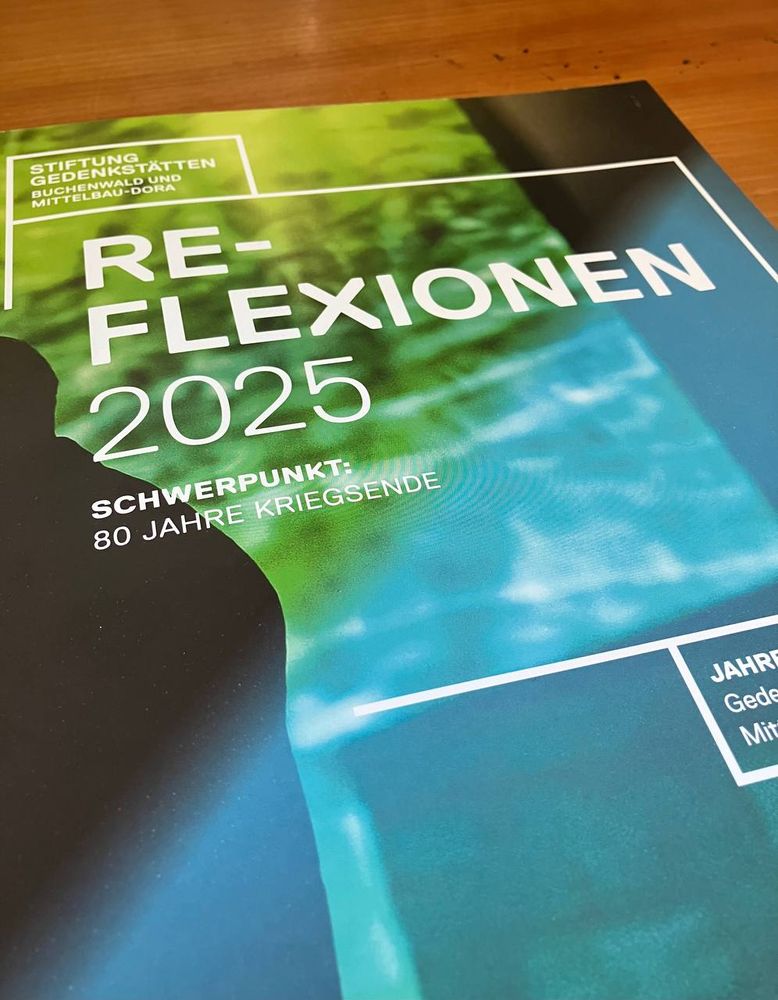Zu sehen ist das Cover des Heftes Reflexionen 2025. Schwerpunkt: 80 Jahres Kriegsende.