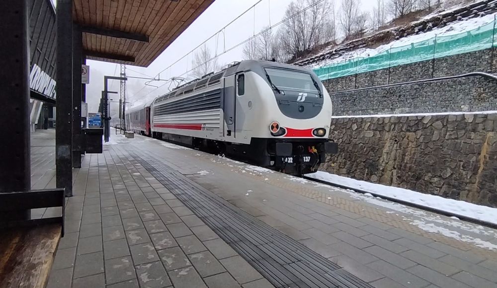 Trenitalia Nachtzug im Bahnhof Percha-Kronplatz