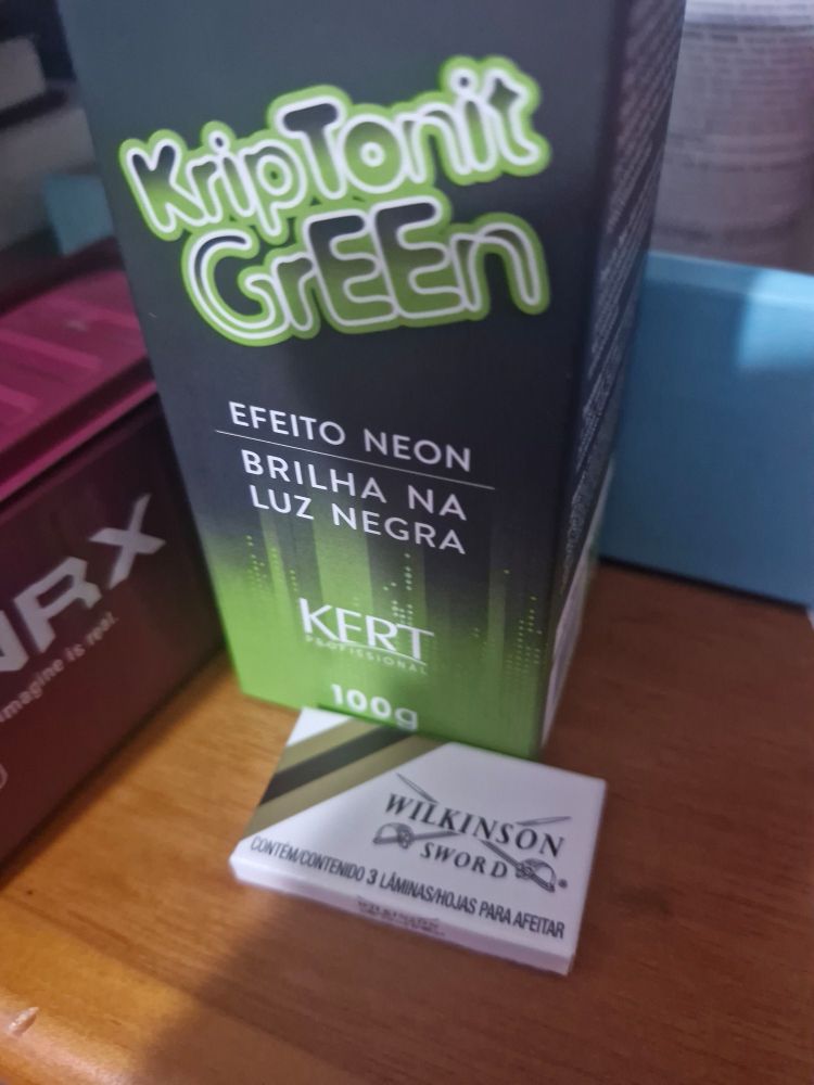 Uma caixa de tinta de cabelo verde e um pacote de 3 unidades de lâminas wilkison