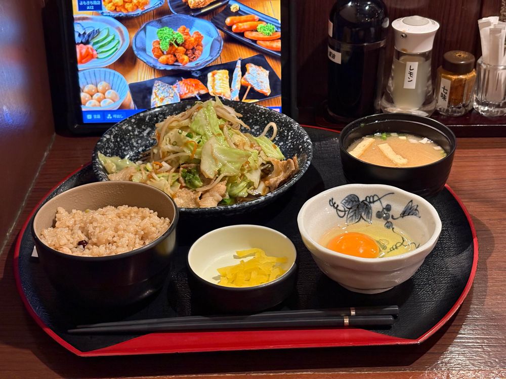 よもきち商店の豚バラ野菜スタミナ炒め定食
左から発酵玄米、豚バラ野菜スタミナ炒め、香のもの、赤身玉子、味噌汁