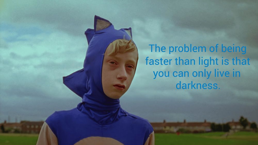 Sonic Meme. Ein leicht verwirrt dreinblickender Knabe im Sonic Kostüm mit dem Text "The problem of being faster than light is that you can only live in darkness".
