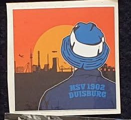 Fußballaufkleber quadratisch. Ein Mensch von hinten mit blau-weißer Mütze und einer Jacke auf der steht MSV 1902 Duisburg. Er blickt in Richtung Horizont mit Sonnenuntergang und der Sillouette von Duisburg. Sehr romantisch.