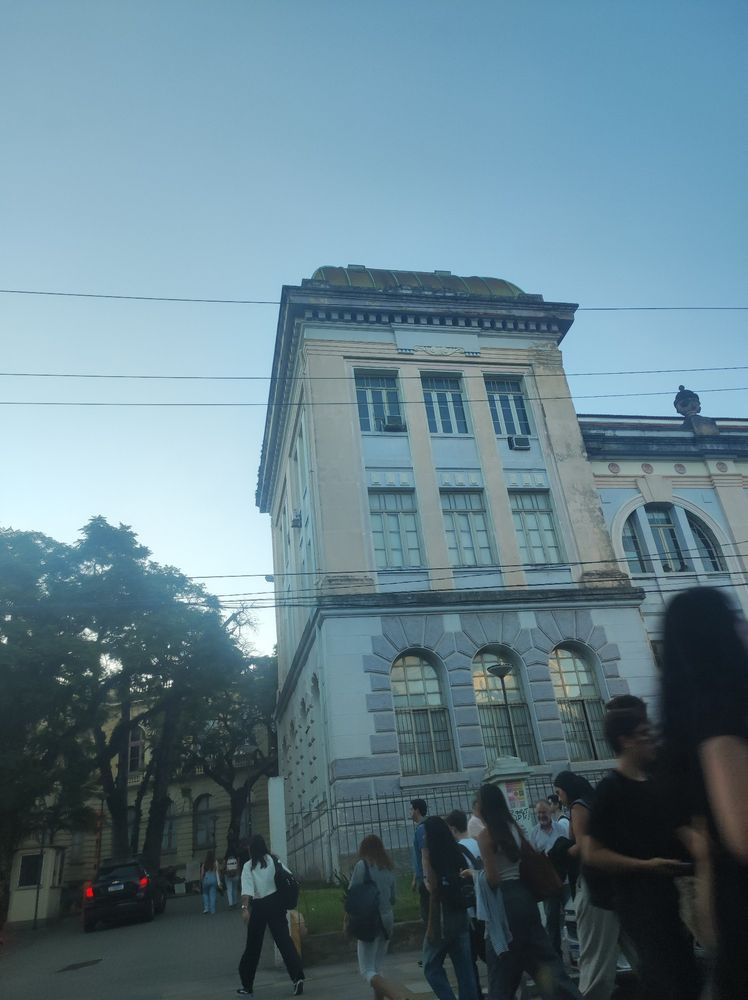 prédio com arquitetura antiga pertencente a UFRGS 