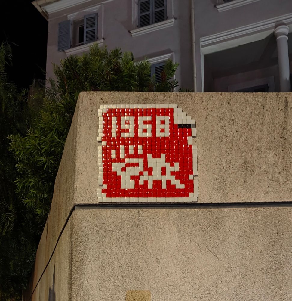 Mosaïque d'Invader avec un poing levé pour l'année 1968.