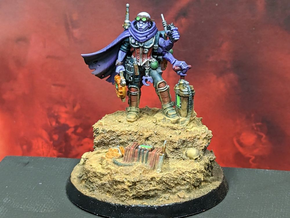 A Genestealer Cults saboteur miniature on a scenic base.