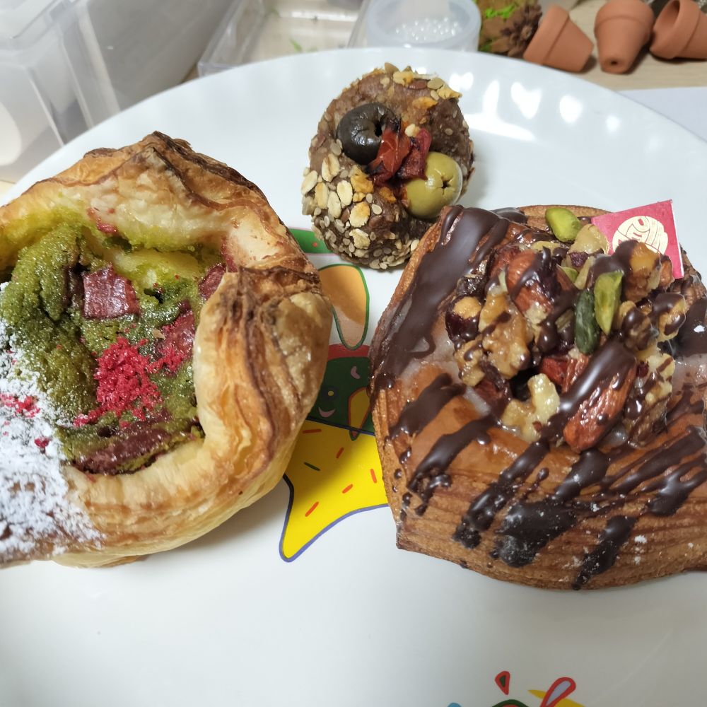 デニッシュパン2つと小さい顔みたいなパン1つ