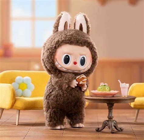 eine Labubu Figur mit Hasenohren und fiesem Grinsen mit sichtbaren Zähnen