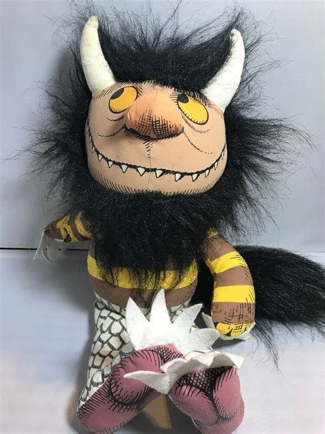 Plüschtier zu Die wilden Kerle von Sendak Hörner, gestreifter Pulli mit fiesem Grinsen bei dem die Zähne sichtbar sind und gelben Augen