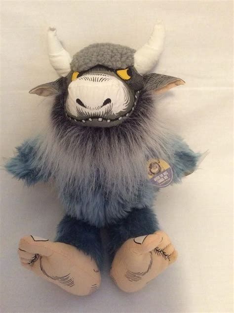 stierartiges Plüschtier zu Die wilden Kerle von Sendak mit fiesem Grinsen bei dem die Zähne sichtbar sind und gelben Augen