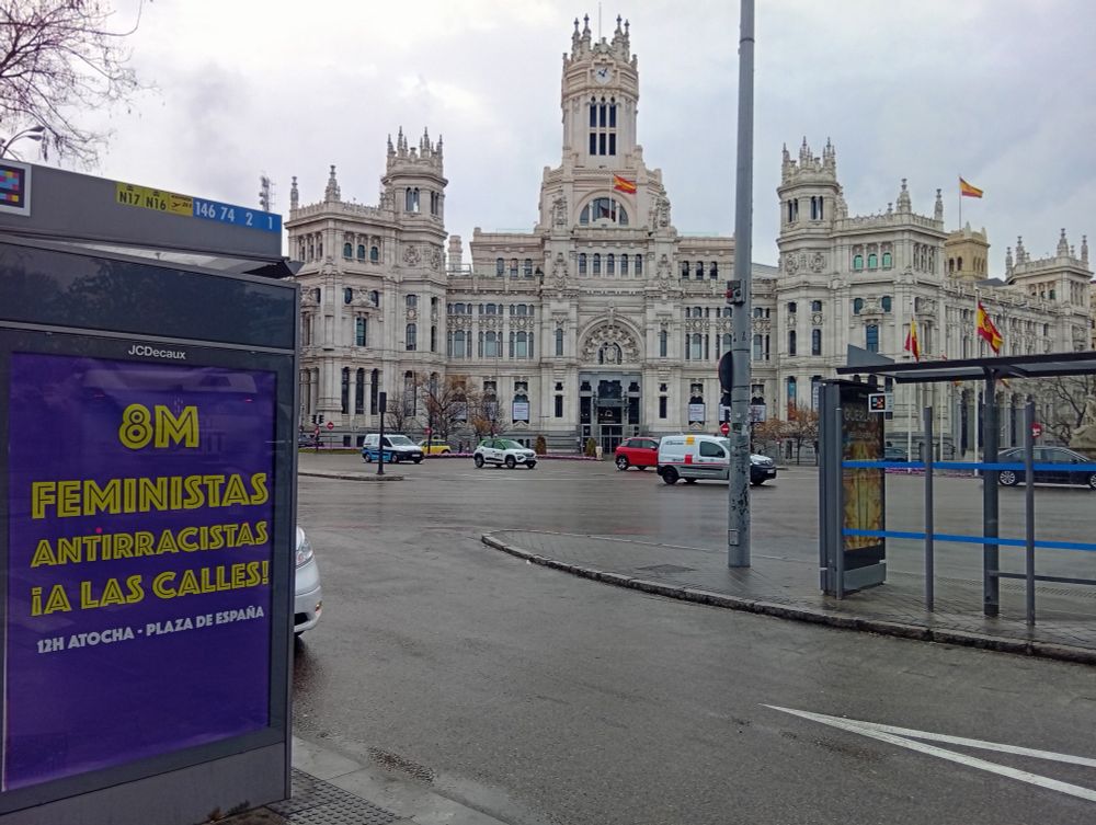Cartel enfrente del Ayuntamiento de Madrid. 8M feministas antirracistas ¡A las calles!