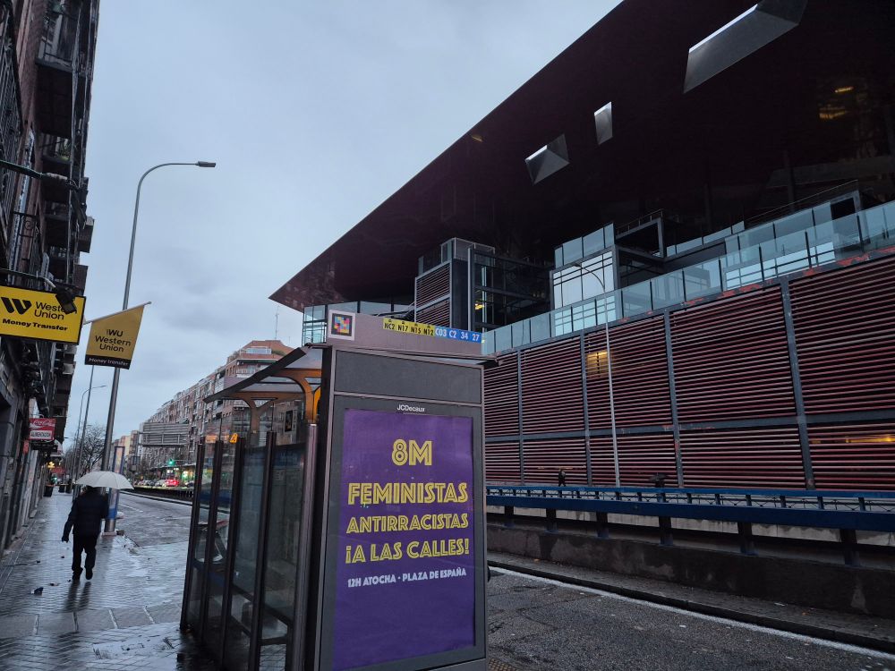 Cartel enfrente del Museo de Arte Reina Sofía. 8M feministas antirracistas ¡A las calles!