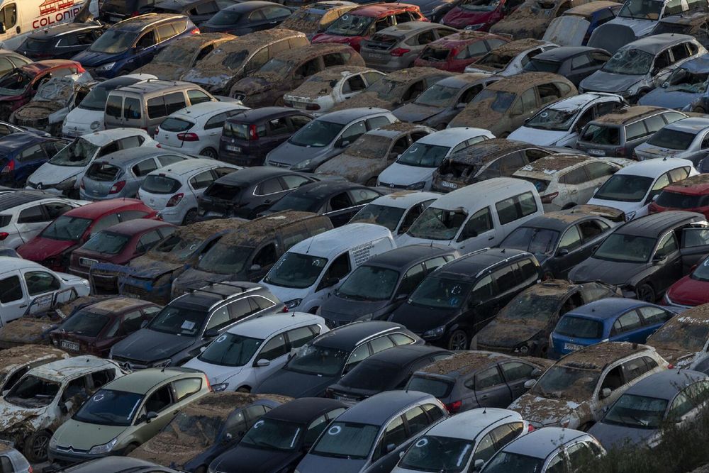 Coches afectados por la dana en la campa de Benaguasil .