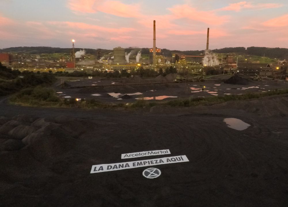 Acción de Activistas de Rebelión o Extinción y Rebelión Científica en las carboneras de la empresa Arcelor-Mittal en Gijón
