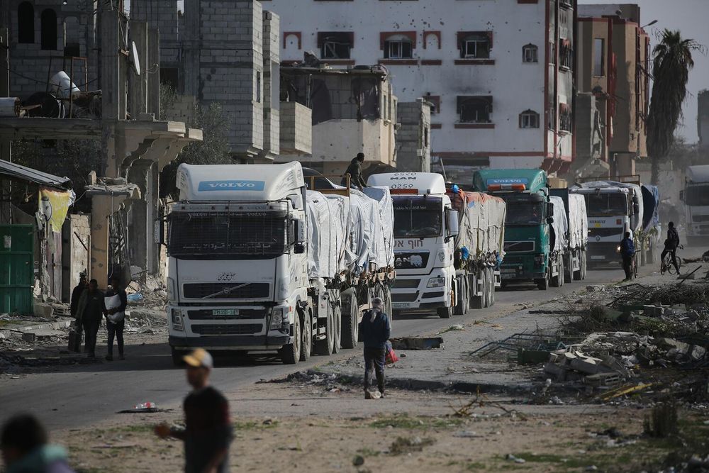 Camiones con ayuda humanitaria entran en la Franja de Gaza por el paso fronterizo de Kerem Shalom en mayo de 2025. 