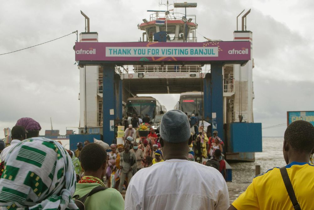 Ferry en Banjul, el camino que siguen muchos gambianos hasta el consultado español en Dakar.