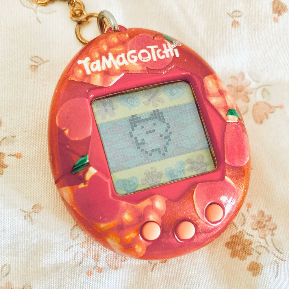 アップルパイ柄のTamagotch Originalの写真。