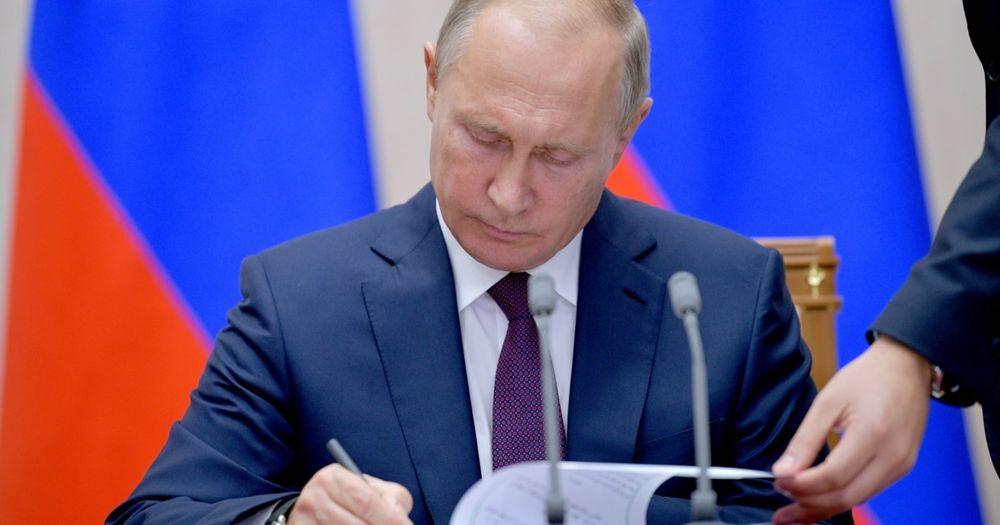 Russian President Vladimir Putin has signed into law a new measure that allows elections at all levels and referendums to be conducted by mail and via the Internet, according to the Kremlin's website.