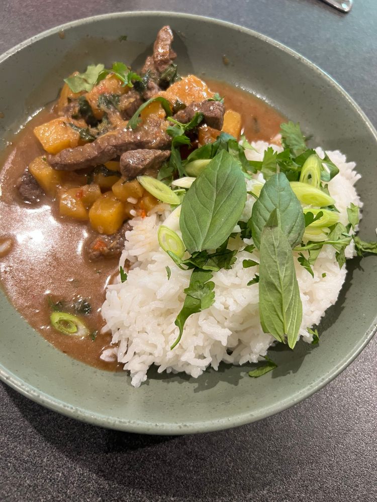Beef and pineapple curry / Gaeng Kua Sapparod 
