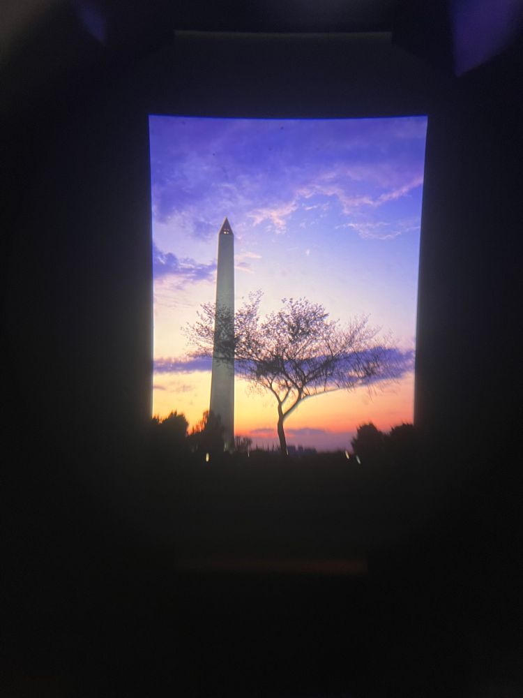 Dia des Washibgton Monument bei Sonnenuntergang, durch den Gucki-Diabetrachter gesehen.