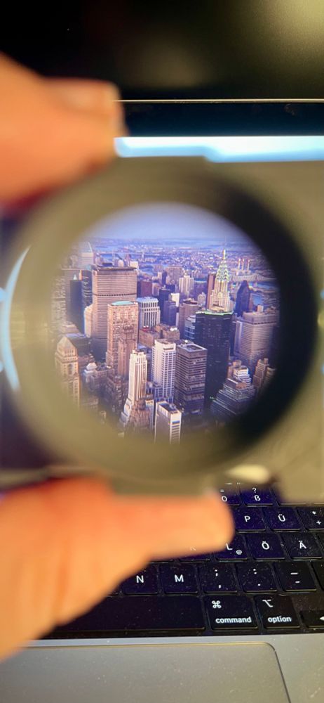 Blick durch den Diabetrachter auf ein altes Dia aus New York, das Hochhäuser zeigt