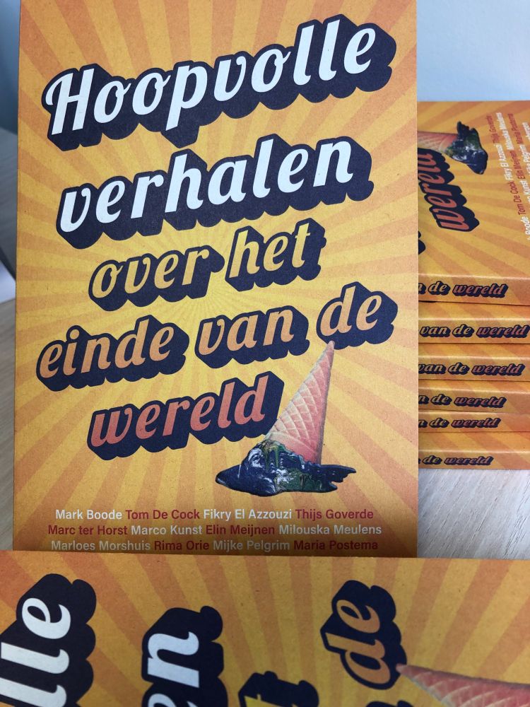 Stapel boeken 'Hoopvolle verhalen over het eind van de wereld.'