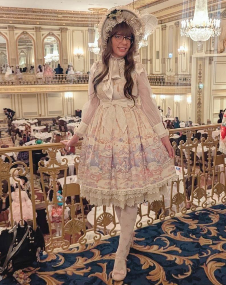 Wearing an egl coordinate featuring Angelic Pretty's Eternal Carnival OP in ivory. Posing on the balcony of the Grand ballroom at the Palmer House.