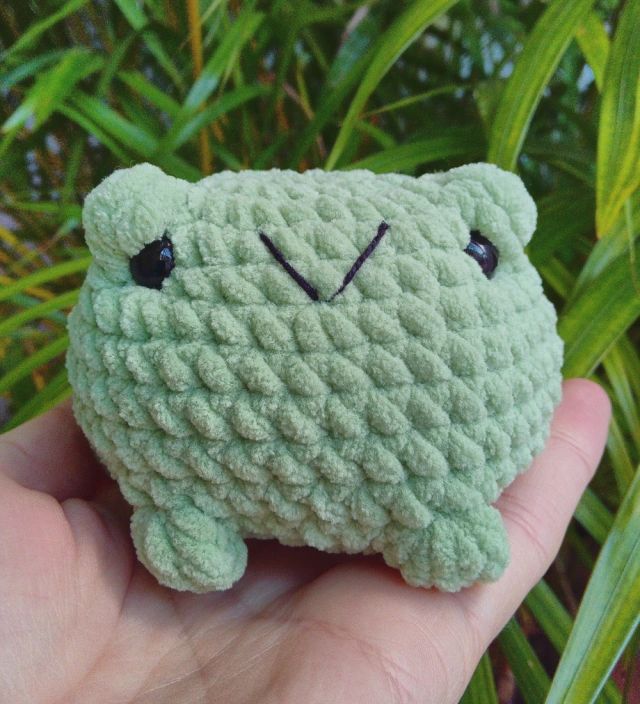 Foto de um amigurumi de outro sapo gordinho 