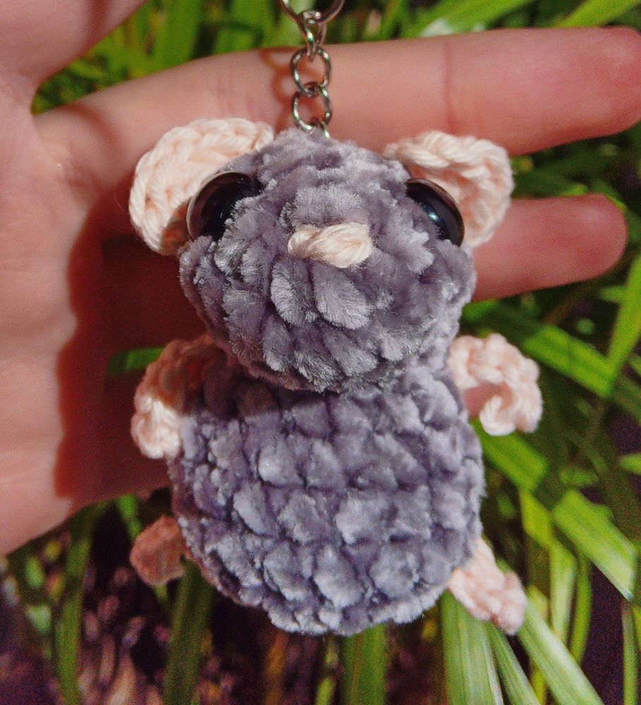 Foto de um chaveiro de um amigurumi de ratinho cinza 