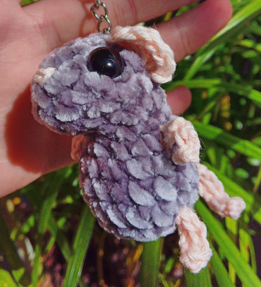 Foto de um chaveiro de um amigurumi de ratinho cinza 