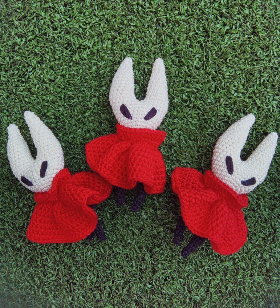 Foto de três amigurumis de Hornet deitadas num gramado 