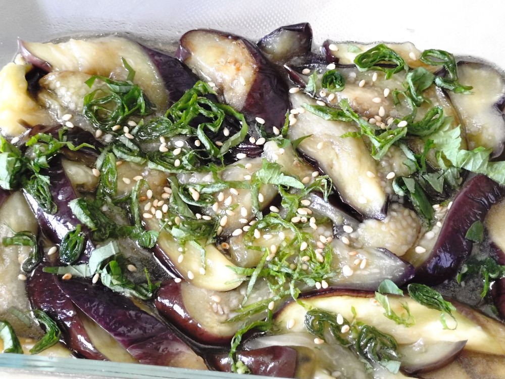 胡麻と刻み大葉を散らした茄子の焼きびたし