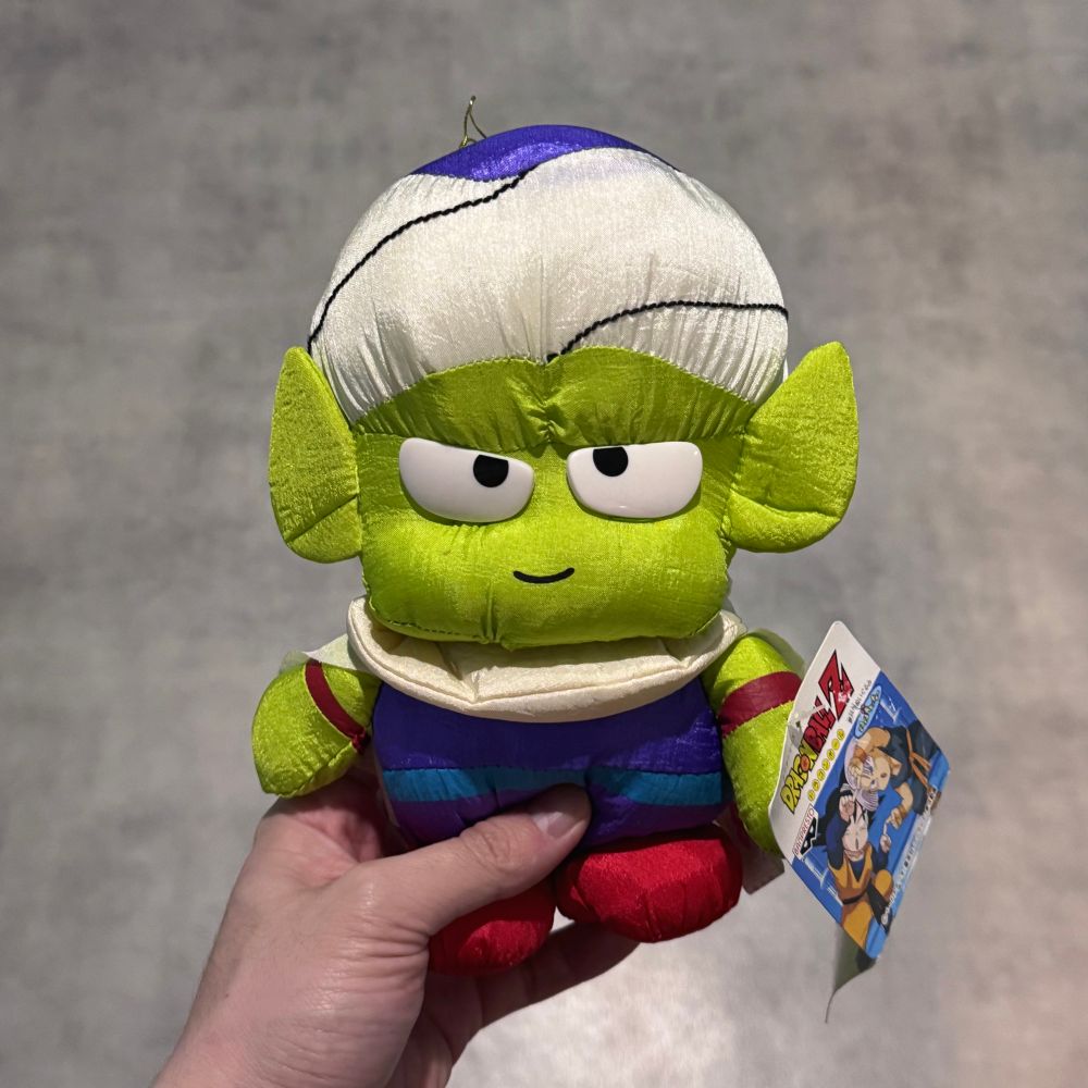 ドラゴンボールに登場するピッコロのぬいぐるみ。ナイロンでできており、目は半円型のプラスチックでできています。